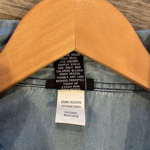 Torrid Denim Button Down Shirt Size 1 - Picture 11 of 11